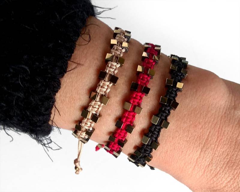 Hämatit Makramee Armband, Gold Würfel Perlen Gewebt Kordel Schwarze Boho Armbänder, Schichten Freundschaftsbänder, Armband Set Hämatit Makramee Armband, Gold Würfel Perlen Gewebt Kordel Schwarze Boho Armbänder, Schichten Freundschaftsbänder, Armband Set von EssensaJewellery