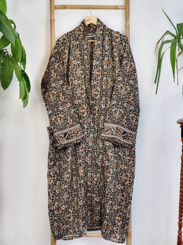 Herren Seidige Boho Kimonos Mann Haus Strand Künstler Robe-König Der Midnight Love Mughal Schwarz Bronze Beige Elegante Romantik Brunnen von EssentialDesignsLDN