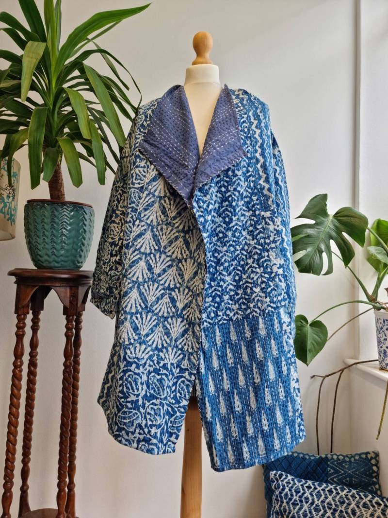 Indigo Reversible Kantha Mittlere Länge Die Ganze Saison Boho Melange Theater Künstler Blau Multi Patch Print Unisex Front Open Flowy Jacke von EssentialDesignsLDN