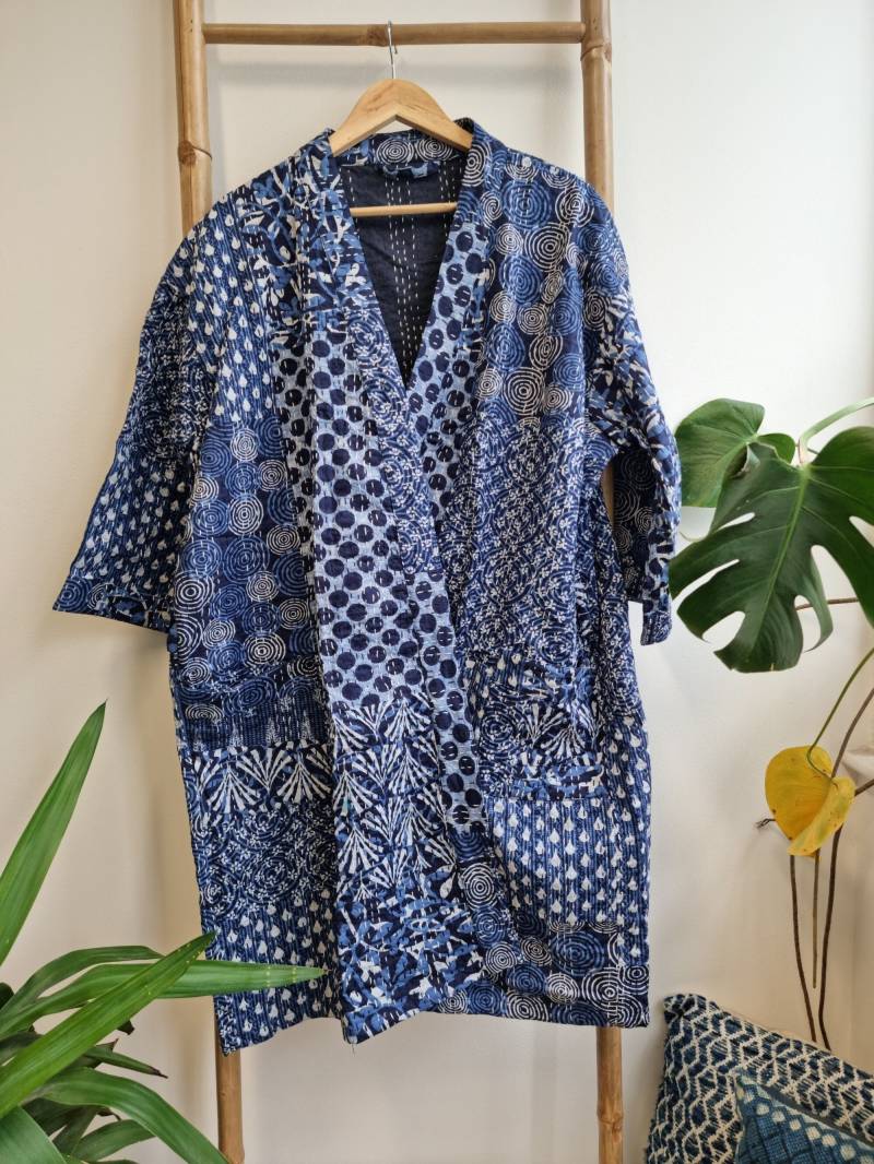 Indigo Reversible Kantha Mittlere Länge Die Ganze Saison Boho Theater Künstler Tiefblaue Multi Patch Print Unisex Front Open Flowy Jacke von EssentialDesignsLDN