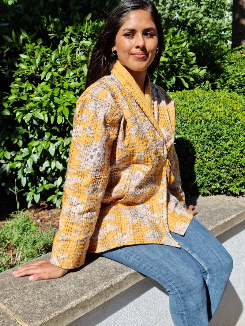 Kantha Reversible Kurze Länge Frühling Bolero Die Ganze Saison Boho Melange Künstler Unisex Front Krawatte Offene Jacke | Senfgelb Weiß Orientalisch von EssentialDesignsLDN