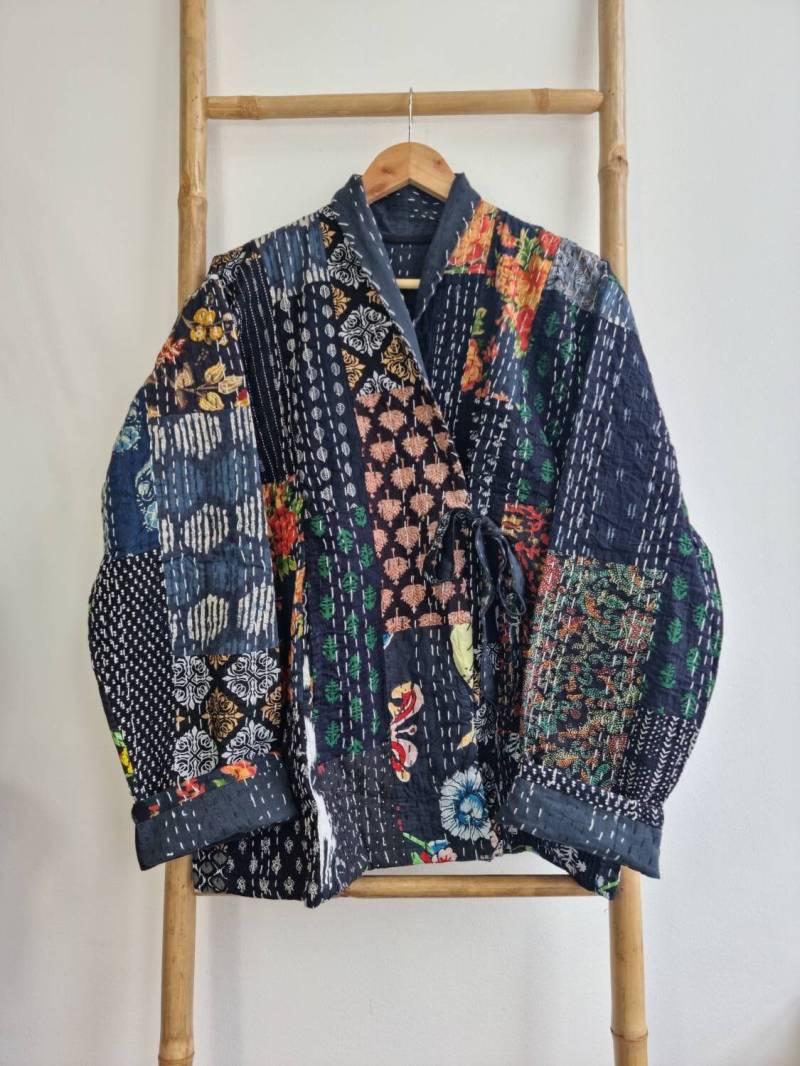 Kantha Wendejacke Kurze Länge Frühling Bolero Boho Melange Künstler Unisex Front Krawatte Offene Jacke Black Hue Schrullig Festival Patchwork von EssentialDesignsLDN