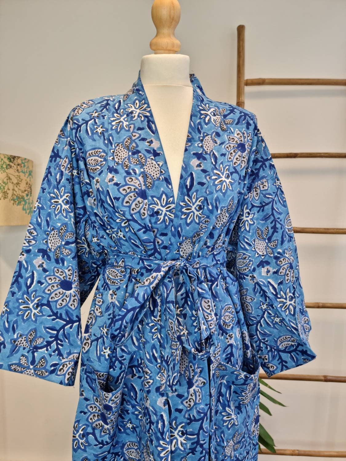 Reine Baumwolle Handbedrucktes Haus Robe Kimono Blau Marine Weiß Blumen Garten Print Strand Vertuschung/Bequeme Mutterschaft Duster Dressings von EssentialDesignsLDN
