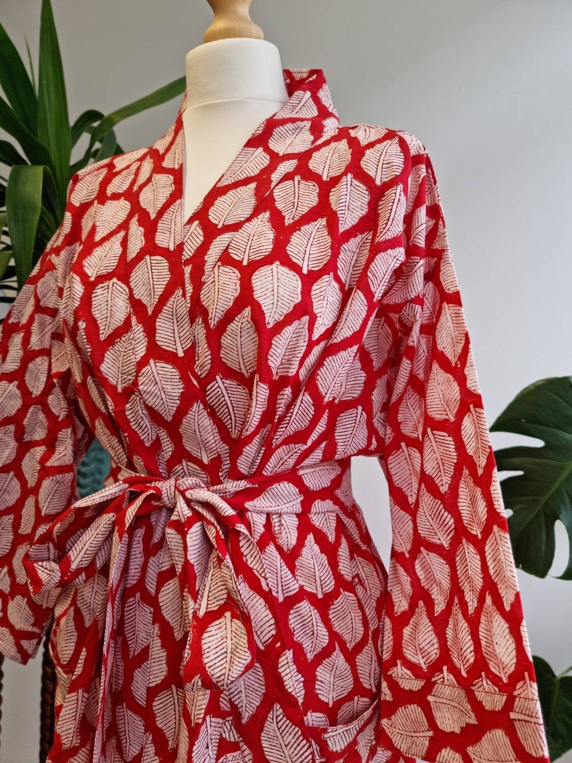 Reine Baumwolle Handprinted Kimono Lange Länge Haus Robe Strand Vertuschung/Bequeme Mutterschaft Helles Rot Weiße Blätter Motiv von EssentialDesignsLDN