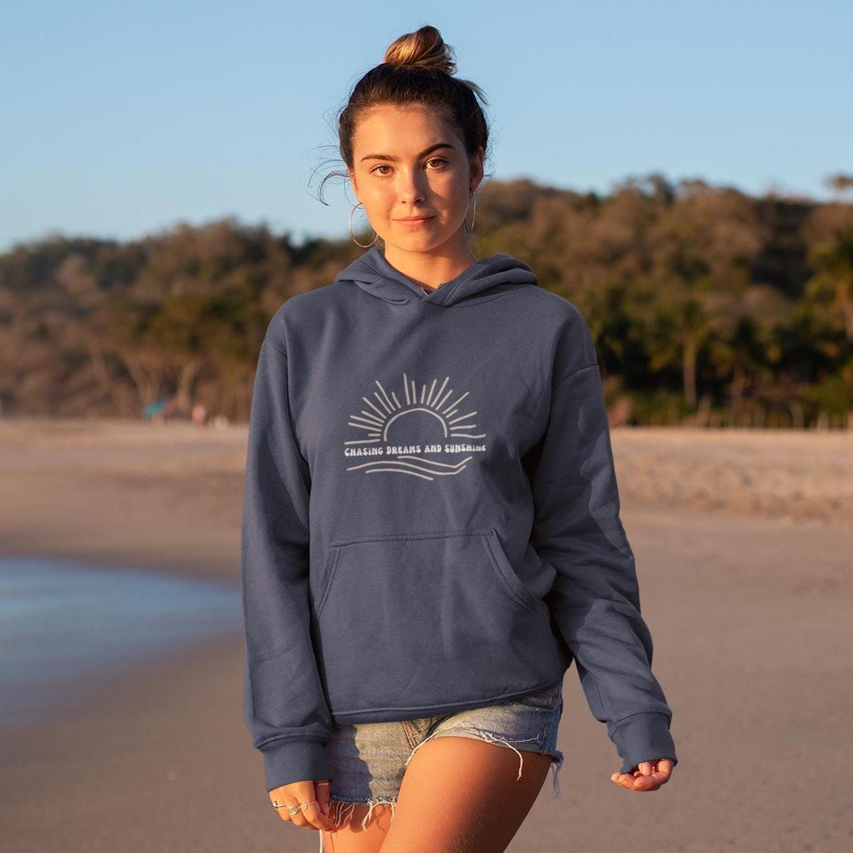 Chasing Dreams & Sunshine Hoodie | Inspirational Positive Vibes Sweatshirt Cozy Motivational Pullover Supportive Self Care von EssentialEchoes