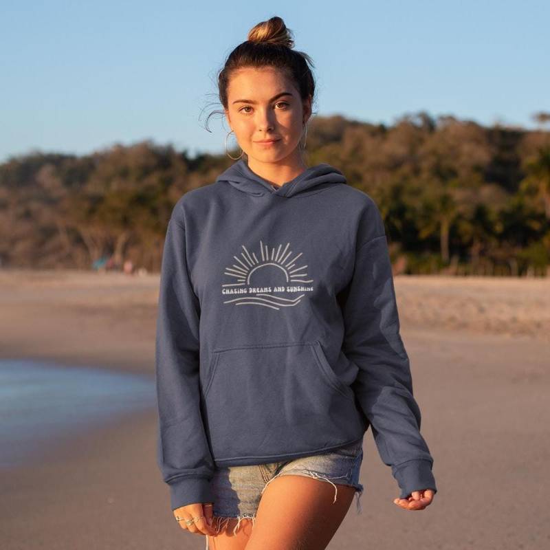 Chasing Dreams & Sunshine Hoodie | Inspirational Positive Vibes Sweatshirt Cozy Motivational Pullover Supportive Self Care von EssentialEchoes