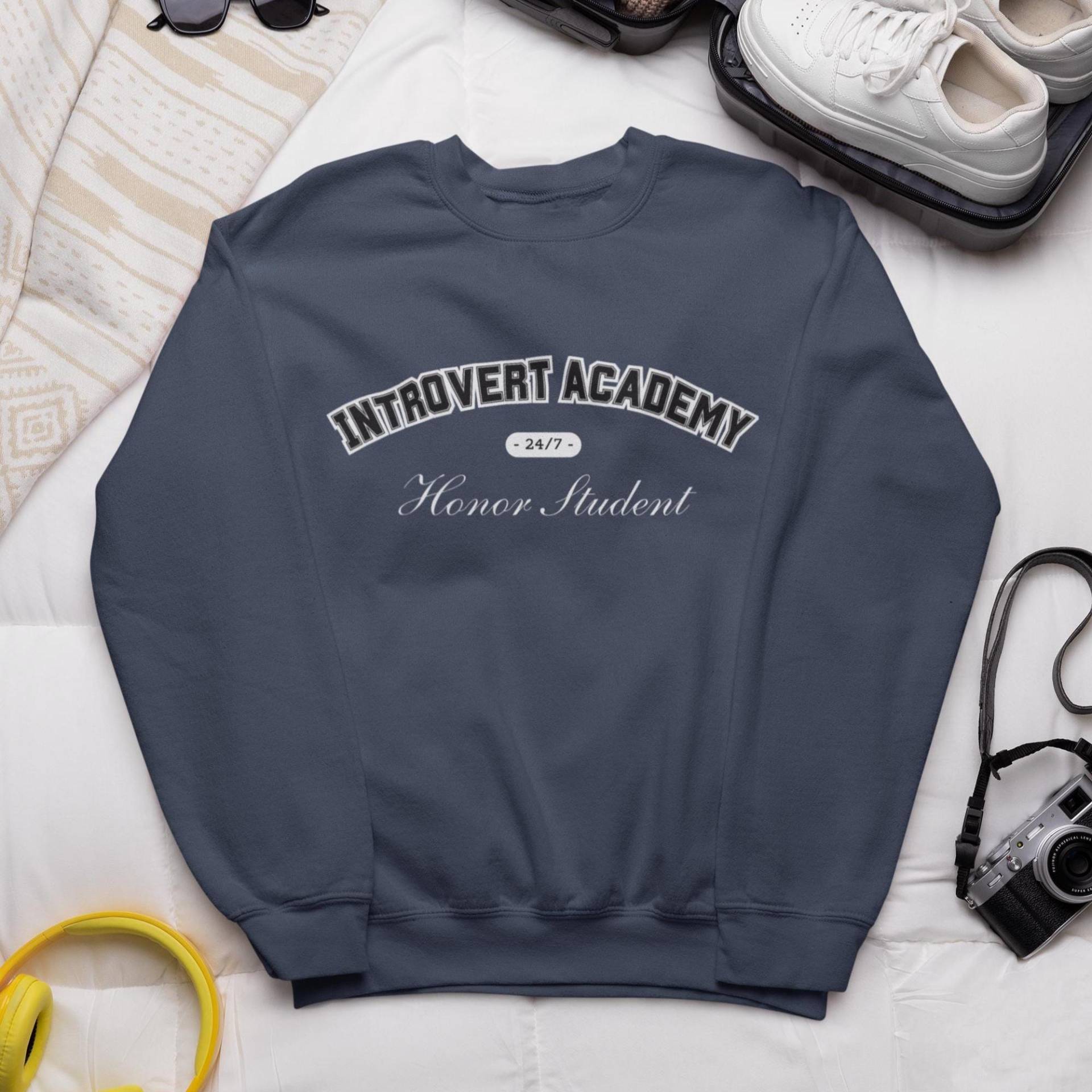 Introvert Academy Honor Student Sweatshirt - College Emotional Support Style Crewneck Funny Gift Anxiety Awareness Sweater von EssentialEchoes