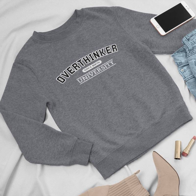Overthinker University Sweatshirt - Funny College Style Crewneck Anxiety Awareness Humor Sweater Emotional Support von EssentialEchoes