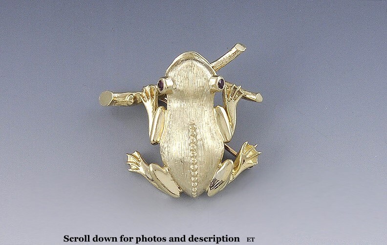 Entzückender 14K Gold-Laubfrosch Mit Rubinaugen Auf Aststift Oder Kleiner Brosche von EssexRiverAntiques