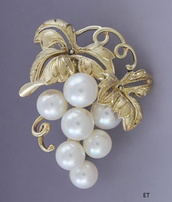 Klassisch Gestaltete 14K Gold Perle Signiert Mikimoto Trauben Bunch Pin Brosche von EssexRiverAntiques