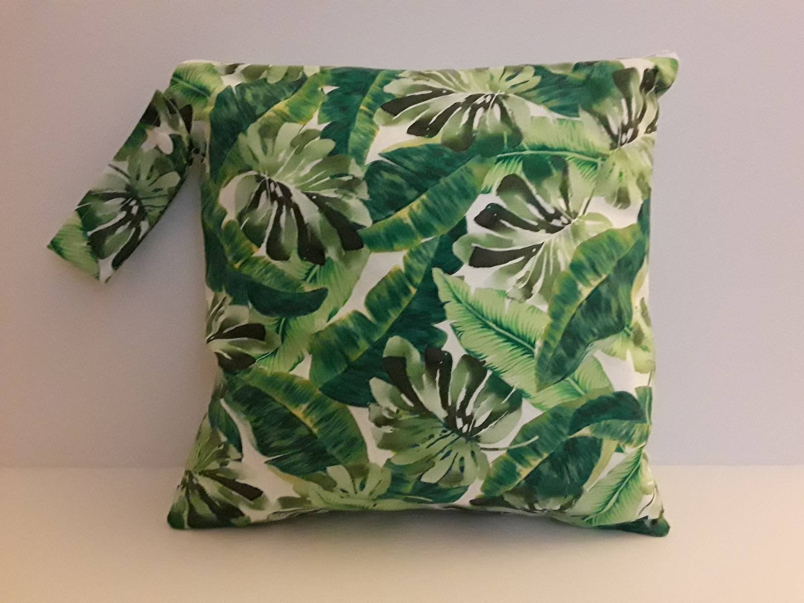 Tropical Leaf Wet Bag Wiederverwendbare Stoffwindel & Schwimmtasche Tropical Leaf Wet Bag Wiederverwendbare Stoffwindel & Schwimmtasche von Essiedesigns