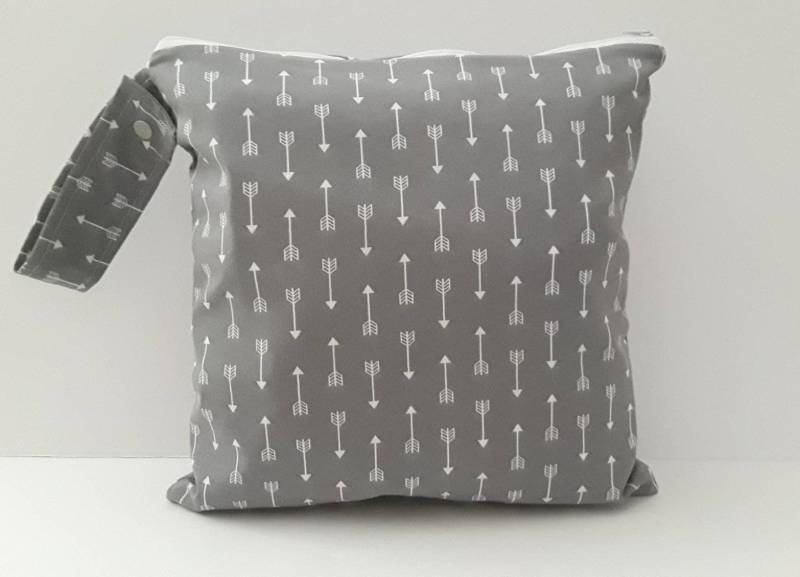 Graue Pfeile Wet Bag Stofftasche, Windeltasche & Turntasche Graue Pfeile Wet Bag Stofftasche, Windeltasche & Turntasche von Essiedesigns
