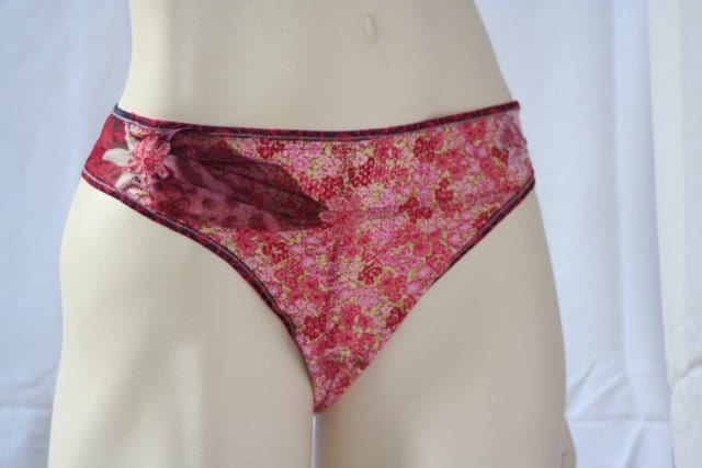Rosa Flowerprinted Tanga Mit Dunkellila Tulleflap von Essign