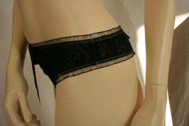 Schwarzer Ausbrenner-string Mit Fllap von Essign