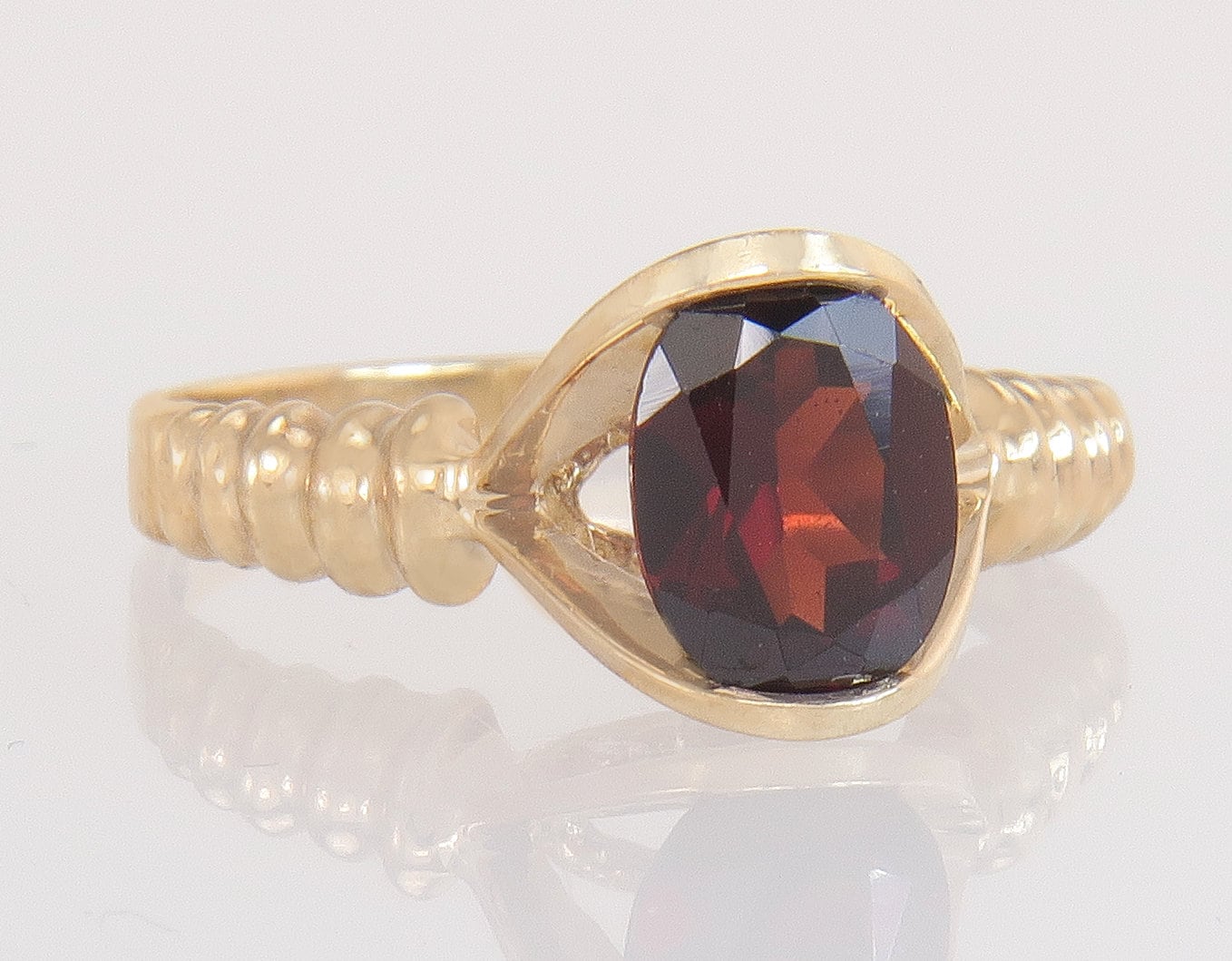 10K Gelbgold 1, 25 Karat Ovalschliff Simulierter Granat Dinner Ring Größe 6, 5 von EstateAntiqueJewelry