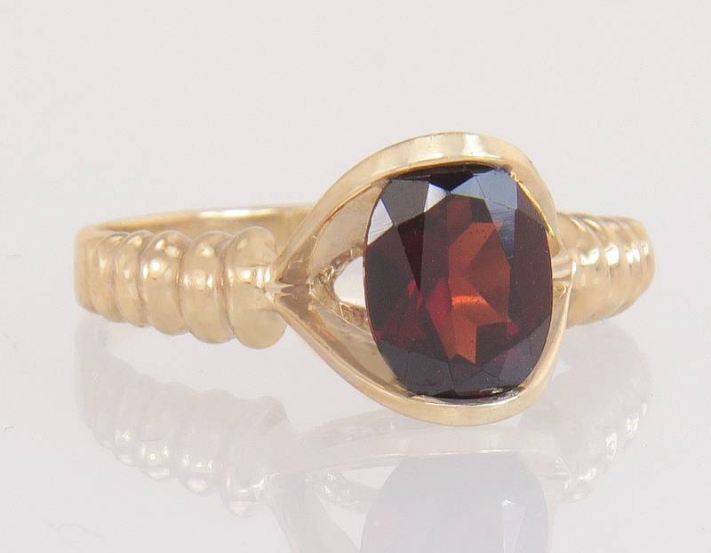10K Gelbgold 1, 25 Karat Ovalschliff Simulierter Granat Dinner Ring Größe 6, 5 von EstateAntiqueJewelry