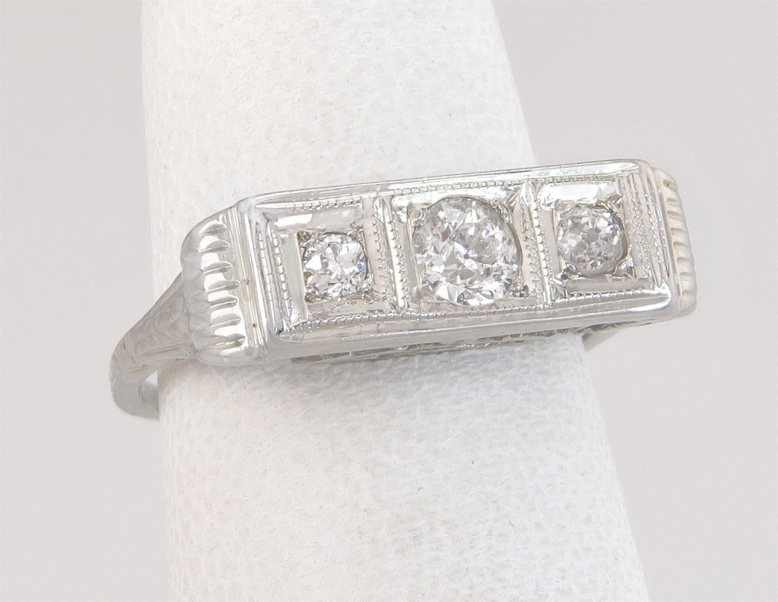 Antik Art Deco .22Ct Diamant 18K Weißgold Drei Stein Kind Baby Ring Sz 3, 5 von EstateAntiqueJewelry