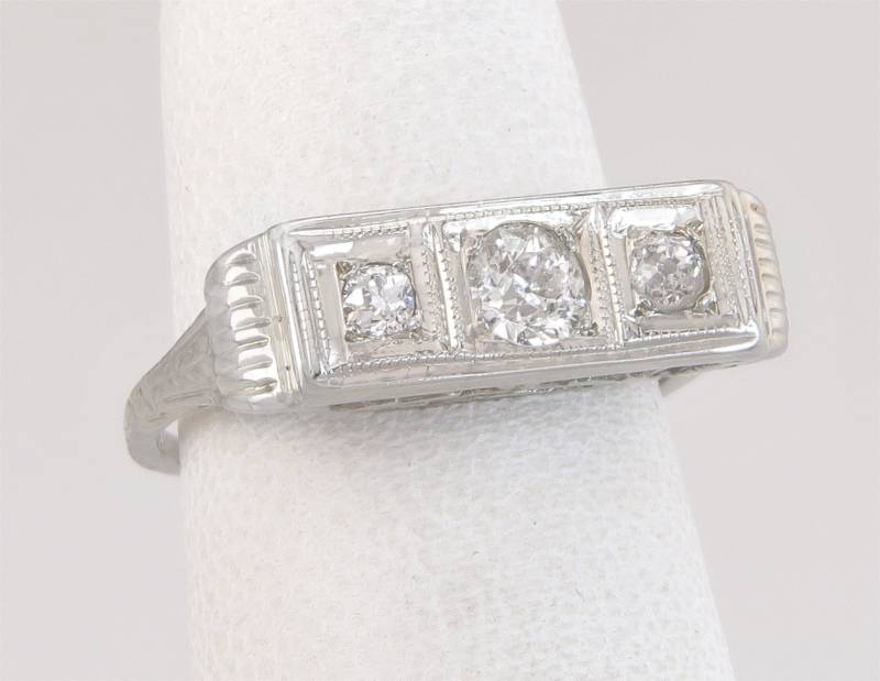 Antik Art Deco .22Ct Diamant 18K Weißgold Drei Stein Kind Baby Ring Sz 3, 5 von EstateAntiqueJewelry