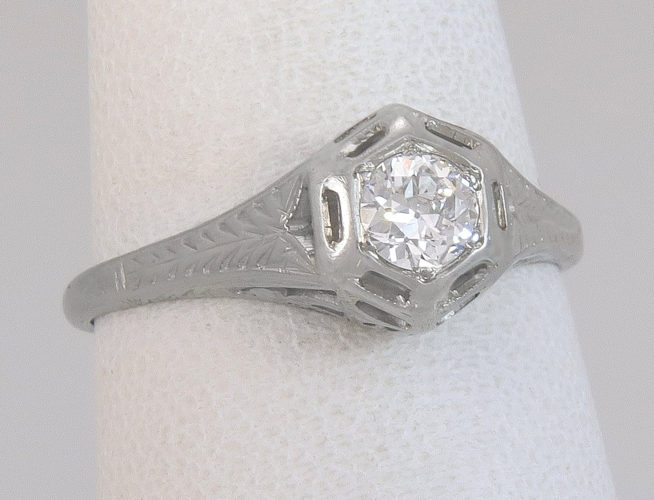 Antik Art Deco .30Ct Old European Cut Diamant 18K Gold Verlobungsring Größe 7 von EstateAntiqueJewelry