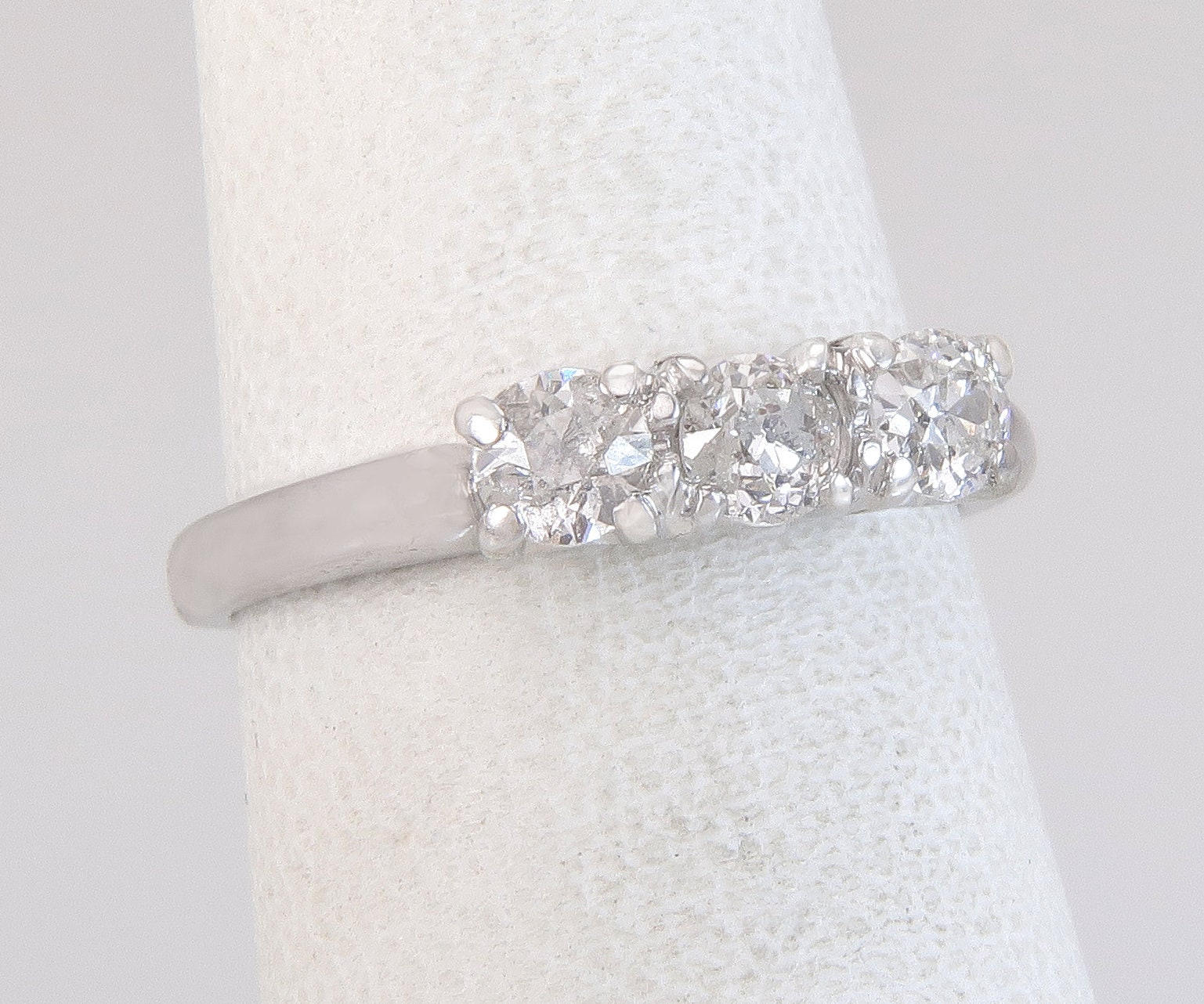 Antik Art-Deco .50Ct Echten Diamant 14K Weißgold Drei Stein Ring Größe 4, 5 von EstateAntiqueJewelry