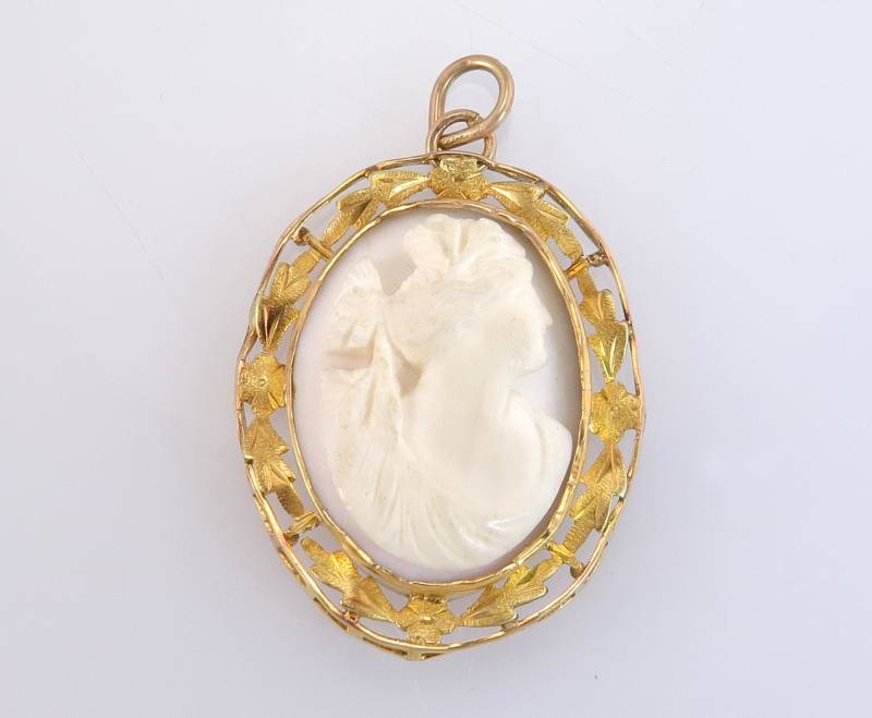 Antik Nachlass Art Deco Weiße Kamee Blumen 18K Gelbgold Anhänger 5, 5G von EstateAntiqueJewelry