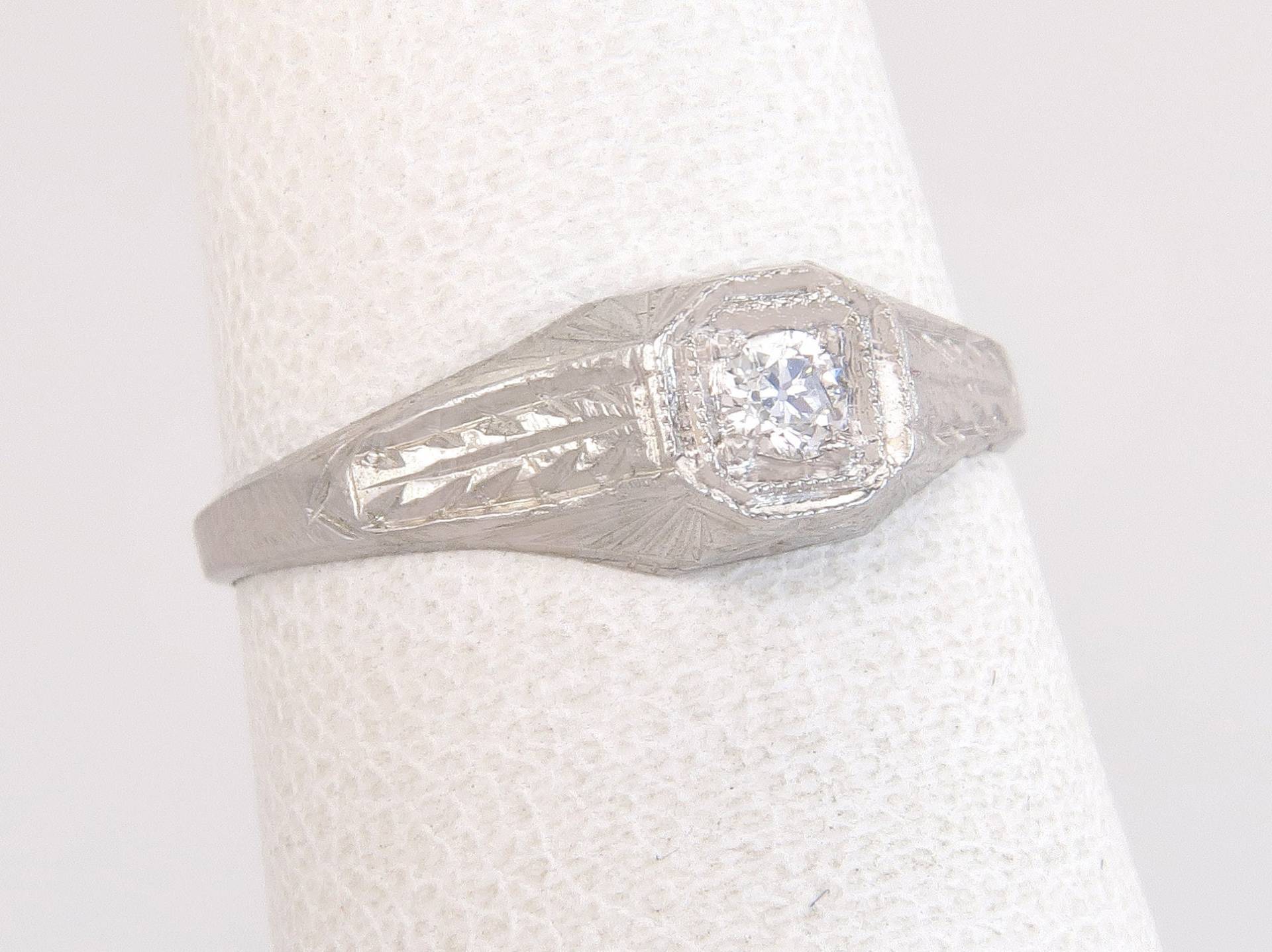 Antike .10Ct Diamant 14K Weißgold Solitär Art Deco Verlobungsring Größe 5 von EstateAntiqueJewelry