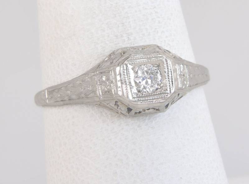 Antike .10Ct Diamant 18K Weißgold Blumen Art-Deco-Verlobungsring Größe 7, 75 von EstateAntiqueJewelry