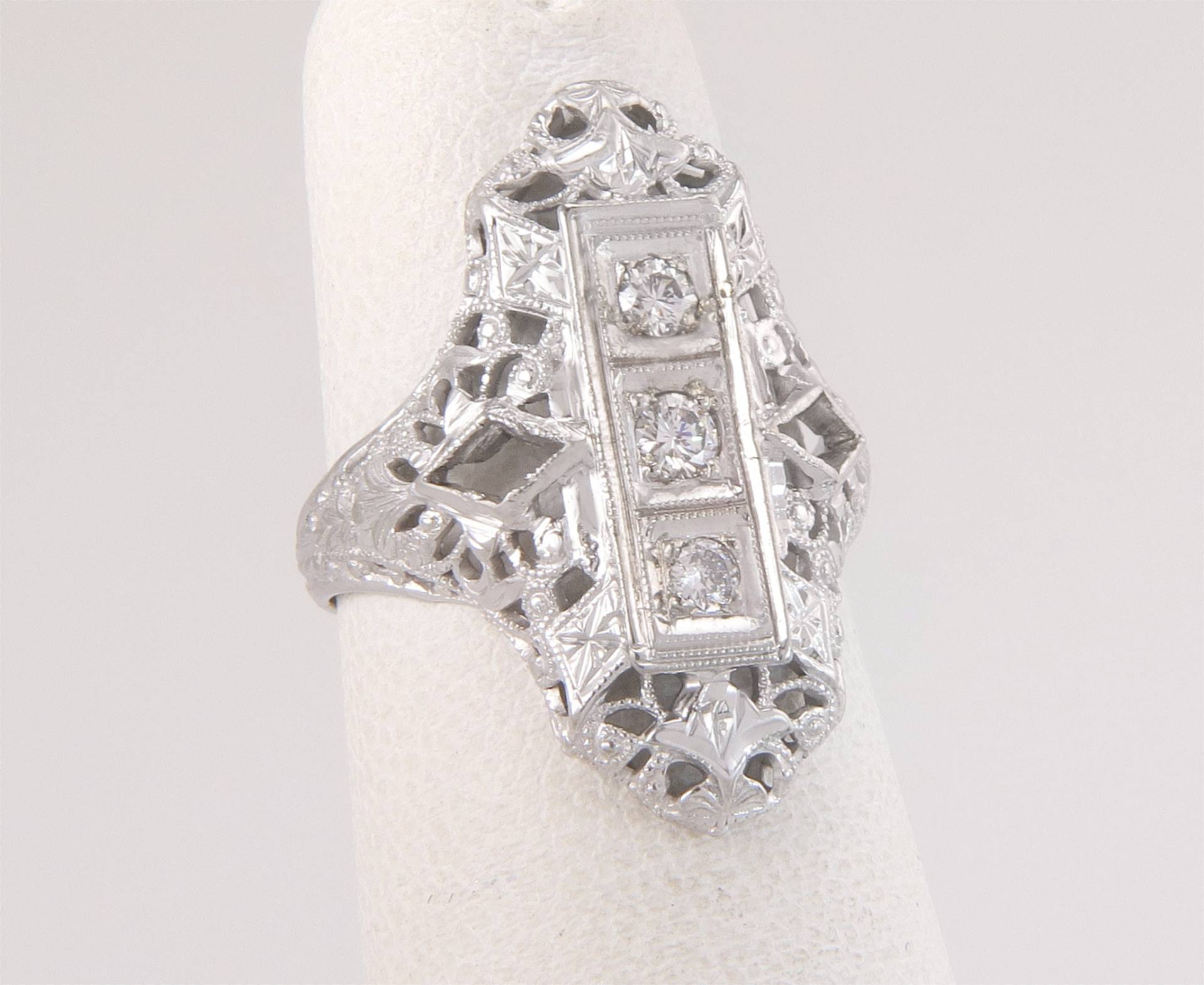 Antike .11Ct Diamant 14K Weißgold Drei Stein Art Deco Dinner Ring Größe 4 von EstateAntiqueJewelry