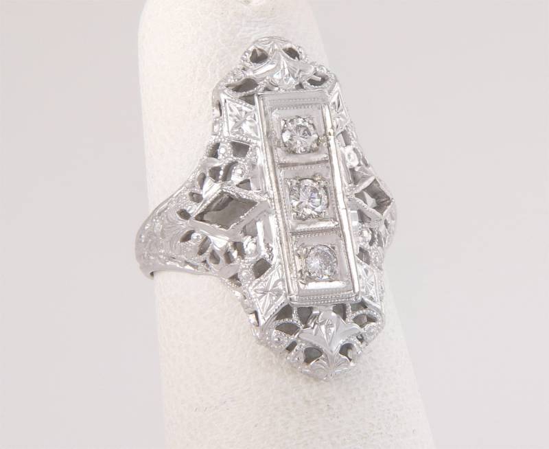 Antike .11Ct Diamant 14K Weißgold Drei Stein Art Deco Dinner Ring Größe 4 von EstateAntiqueJewelry