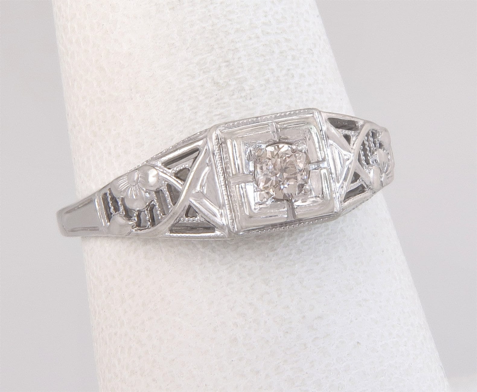 Antike .15Ct Champagne Mine Cut Diamant 18K Gold Art Deco Ring Größe 7, 75 von EstateAntiqueJewelry