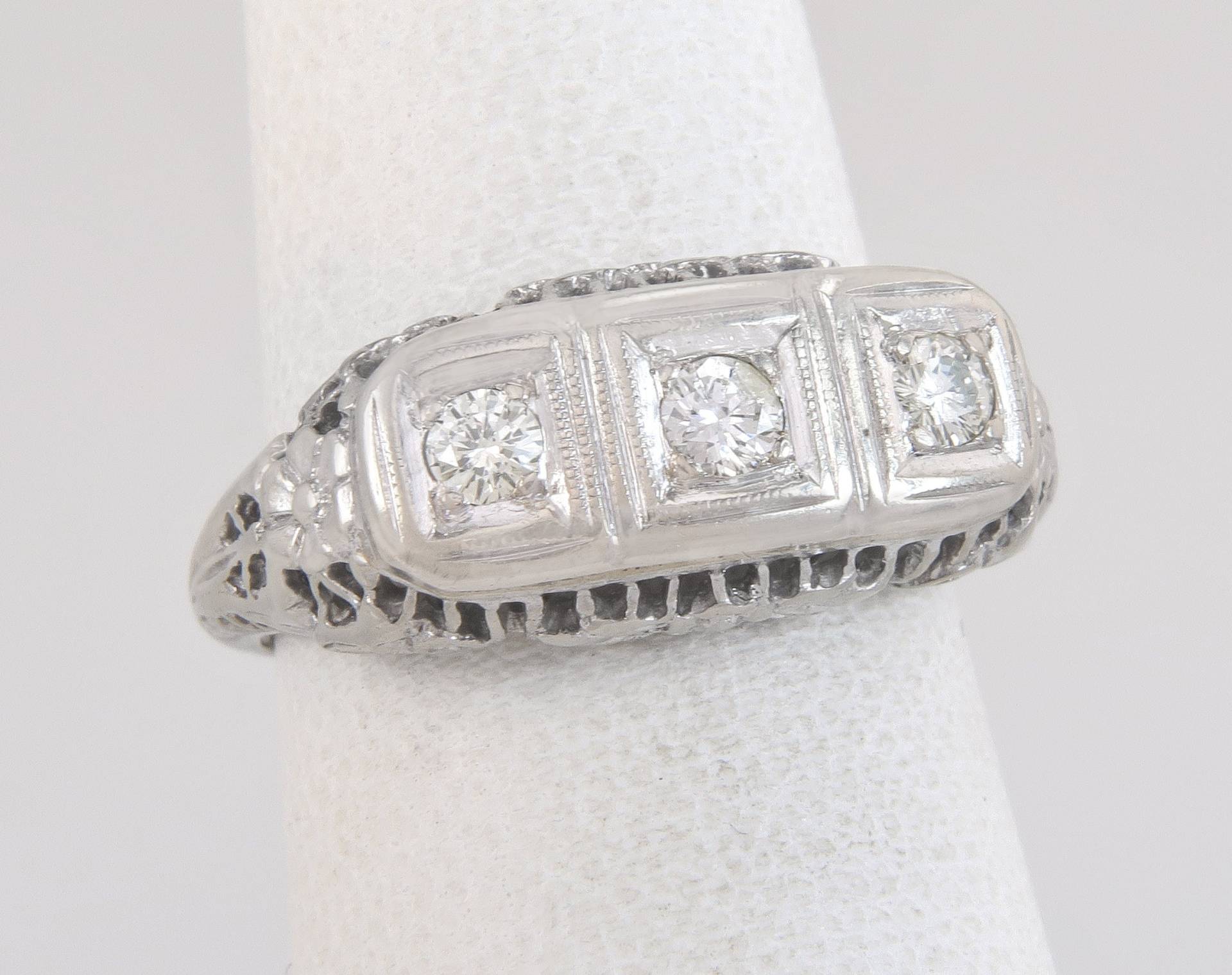 Antike .15Ct Diamant 14K Weißgold Blume Drei Stein Art-Deco-Ring Größe 5, 25 von EstateAntiqueJewelry