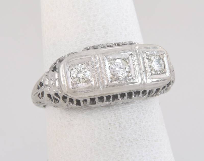 Antike .15Ct Diamant 14K Weißgold Blume Drei Stein Art-Deco-Ring Größe 5, 25 von EstateAntiqueJewelry