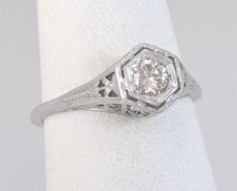 Antike .16Ct Champagner Diamant 18K Weißgold Art Deco Verlobungsring Größe 5 von EstateAntiqueJewelry