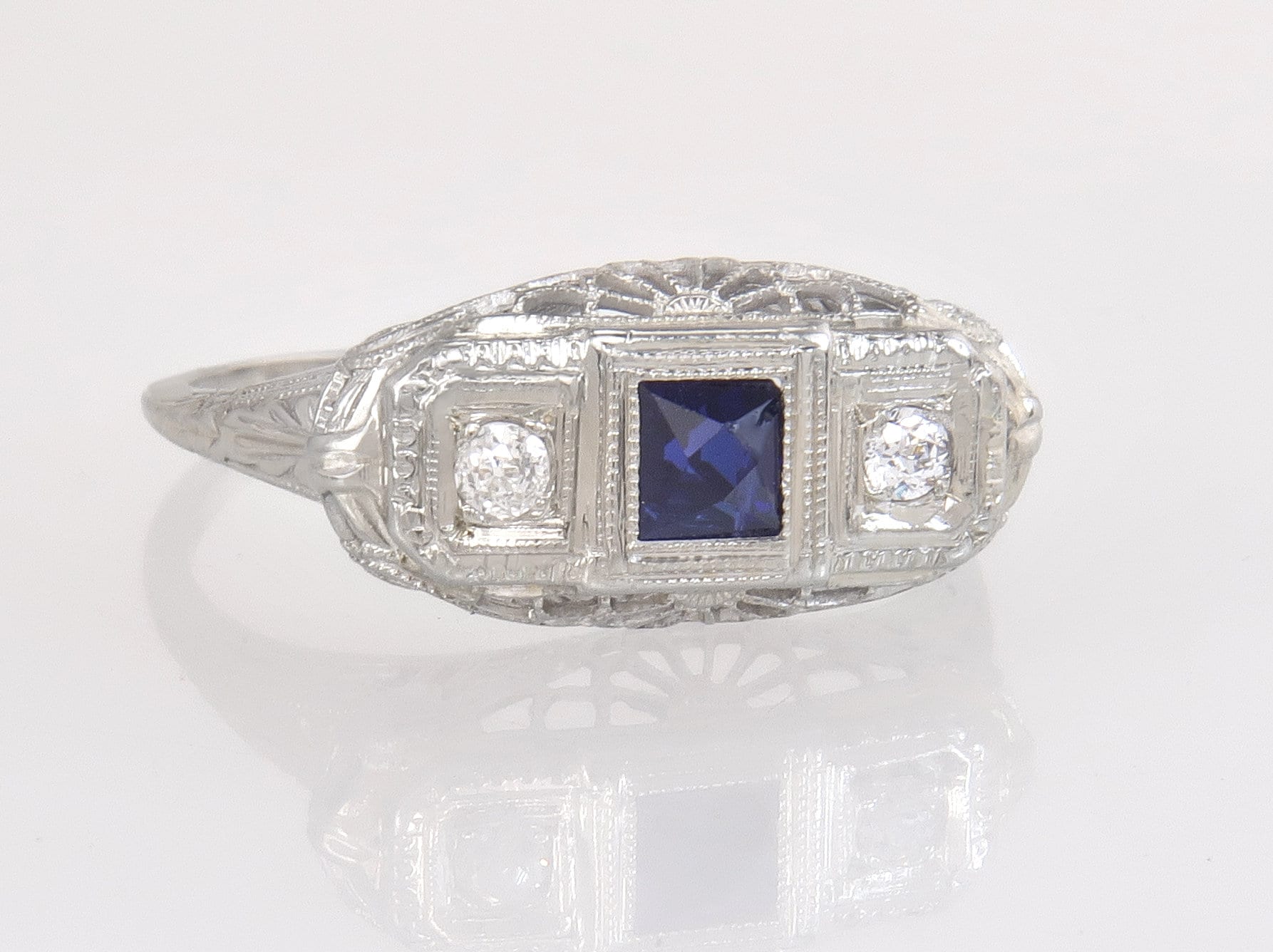 Antike .50Ct Diamant & Saphir 18K Weißgold Filigrane Art-Deco-Ring Größe 9, 75 von EstateAntiqueJewelry