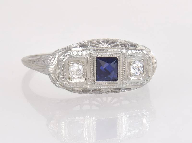 Antike .50Ct Diamant & Saphir 18K Weißgold Filigrane Art-Deco-Ring Größe 9, 75 von EstateAntiqueJewelry