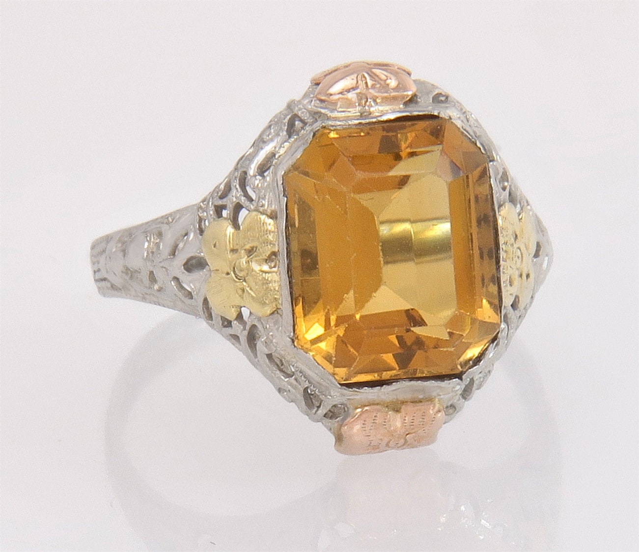 Antike 14K Tri Tone Gold 3.75Ct Citrin Blumen Art Deco Dinner Ring Größe 7 von EstateAntiqueJewelry