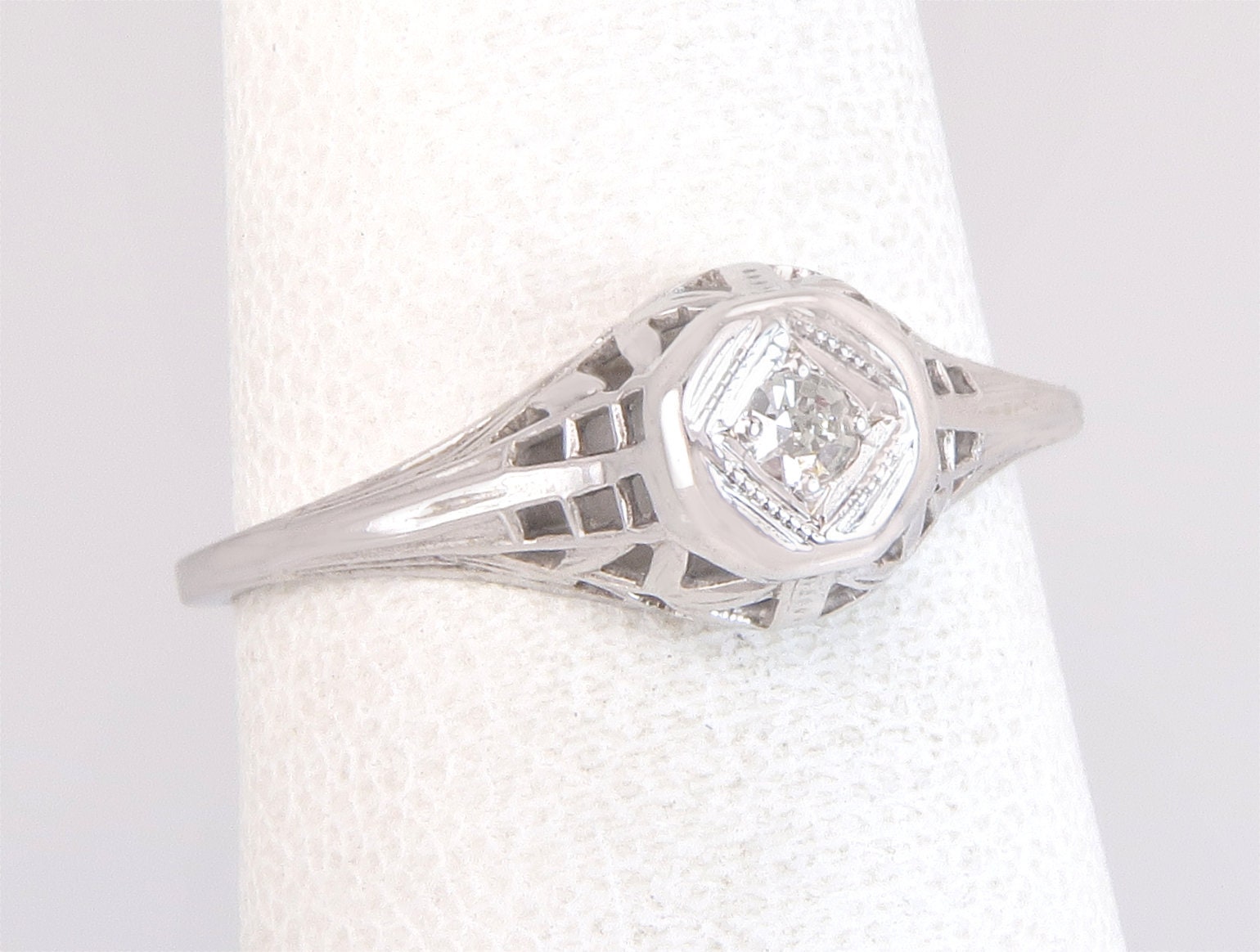 Antike 14K Weißgold .05Ct Echter Diamant Art-Deco-Verlobungsring Größe 6 von EstateAntiqueJewelry