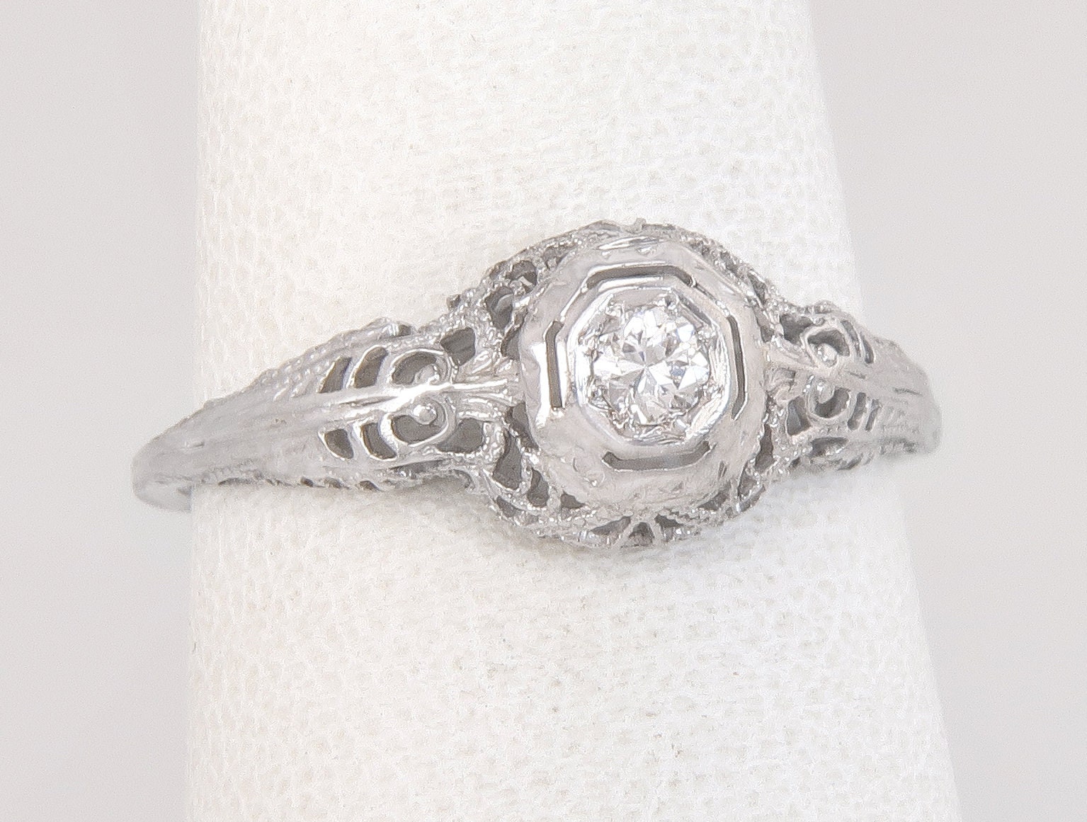Antike 14K Weißgold .07Ct Diamant Art Deco Solitaire Verlobungsring Gr. 6.75 von EstateAntiqueJewelry