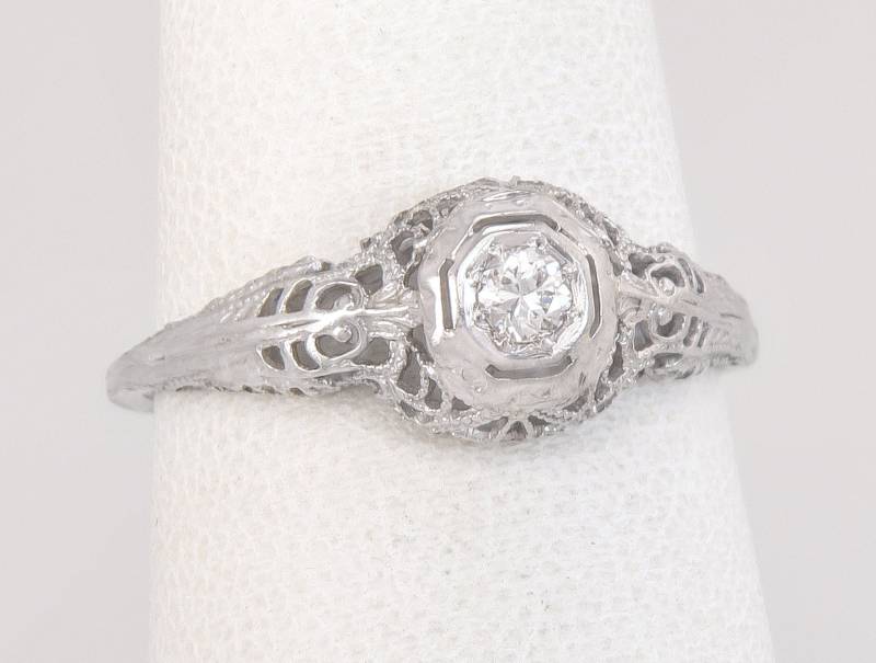 Antike 14K Weißgold .07Ct Diamant Art Deco Solitaire Verlobungsring Gr. 6.75 von EstateAntiqueJewelry