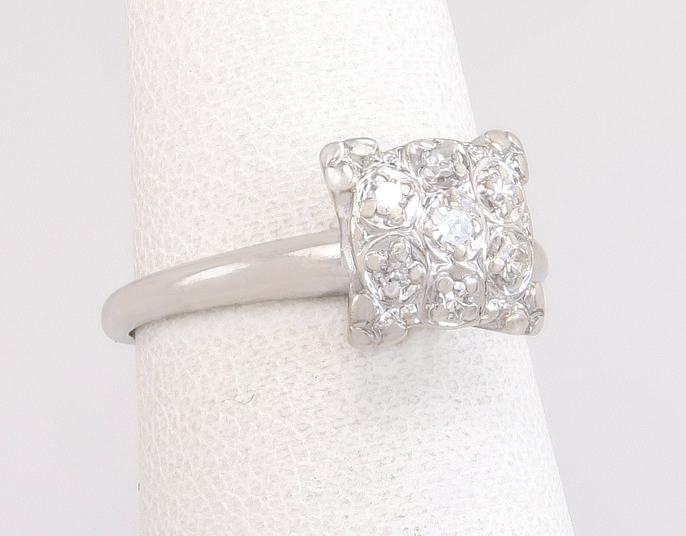 Antike 14K Weißgold .08Ct Echter Diamant Art-Deco-Verlobungsring Größe 5 von EstateAntiqueJewelry