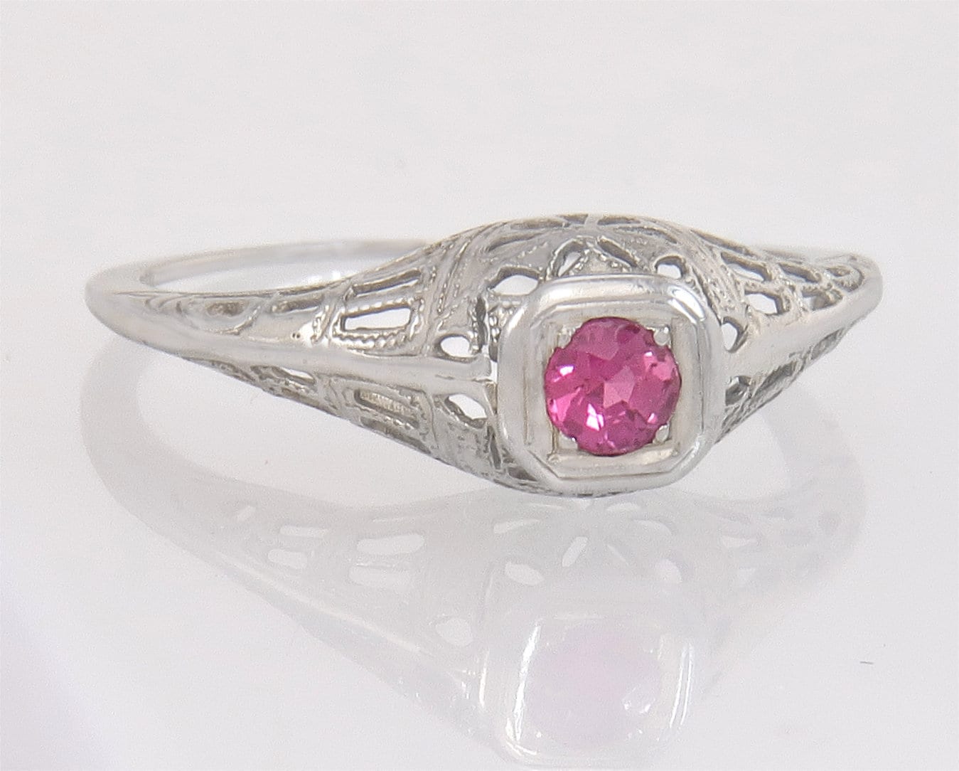 Antike 14K Weißgold .10Ct Rubin Art Deco Filigrane Verlobungsring Größe 5, 75 von EstateAntiqueJewelry