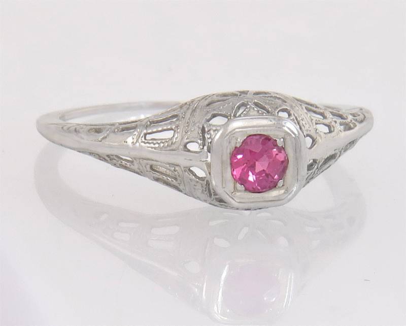 Antike 14K Weißgold .10Ct Rubin Art Deco Filigrane Verlobungsring Größe 5, 75 von EstateAntiqueJewelry