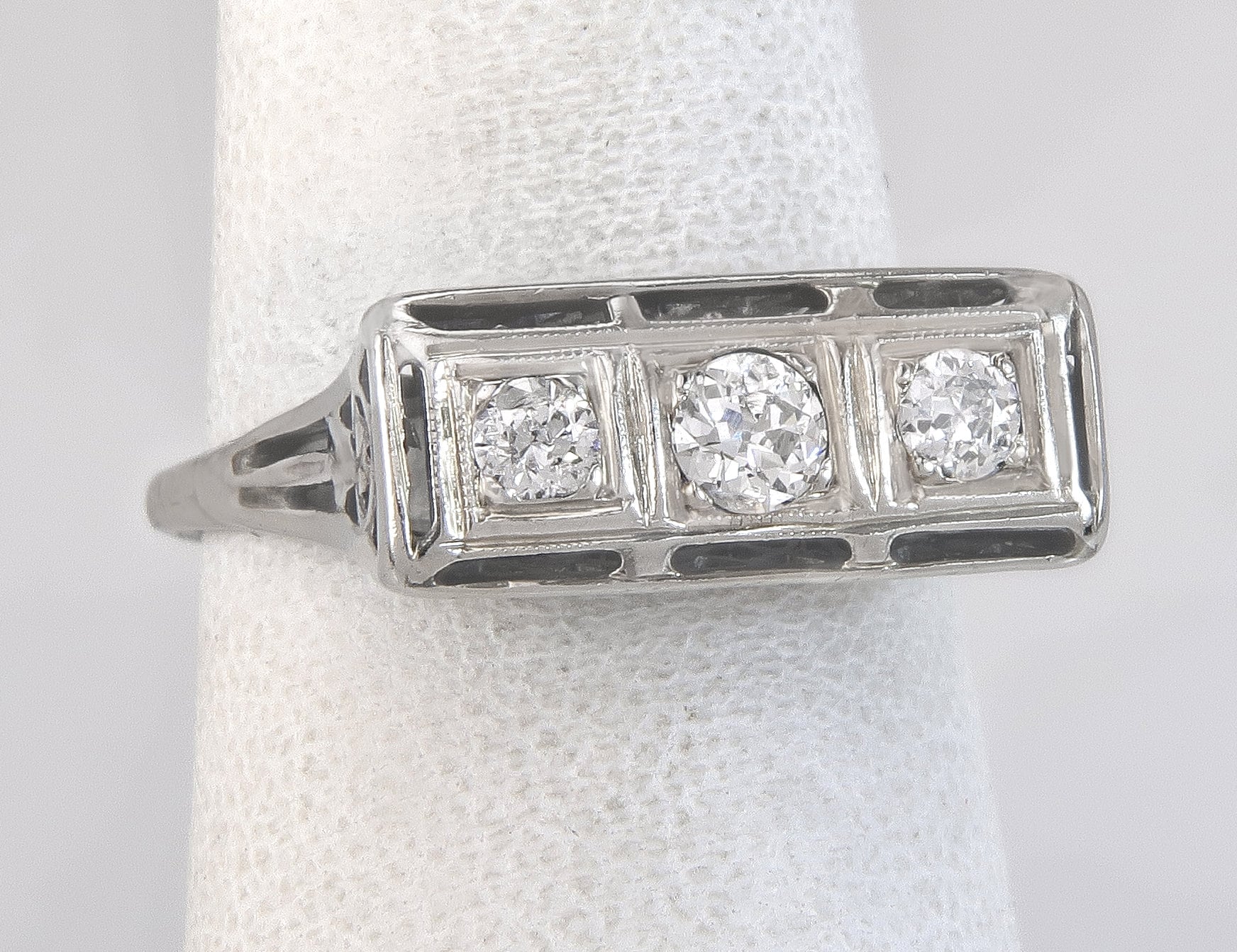 Antike 14K Weißgold .30Ct Diamant Art Deco Drei Stein Ringbandgröße 7 von EstateAntiqueJewelry