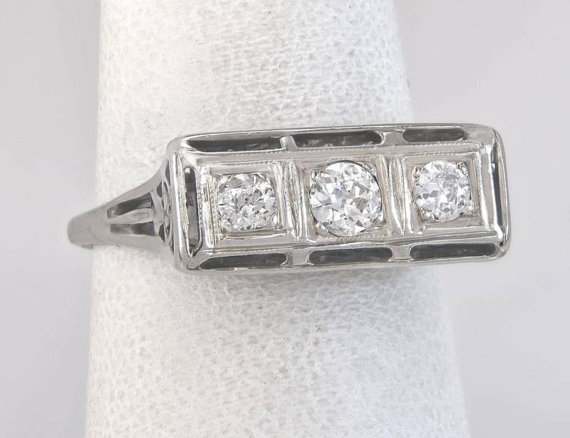 Antike 14K Weißgold .30Ct Diamant Art Deco Drei Stein Ringbandgröße 7 von EstateAntiqueJewelry