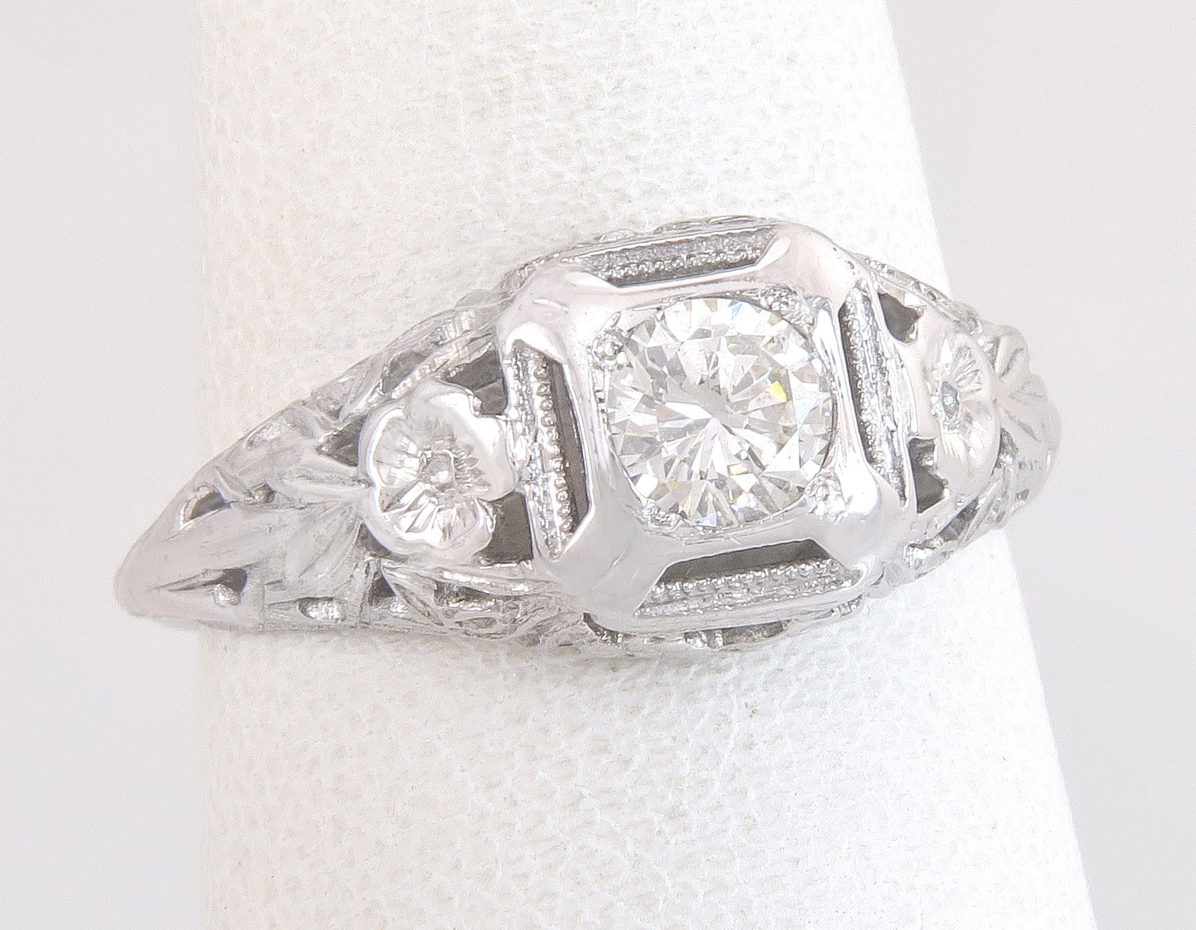 Antike 14K Weißgold .38Ct Diamant Art Deco Solitaire Verlobungsring Gr. 7.25 von EstateAntiqueJewelry