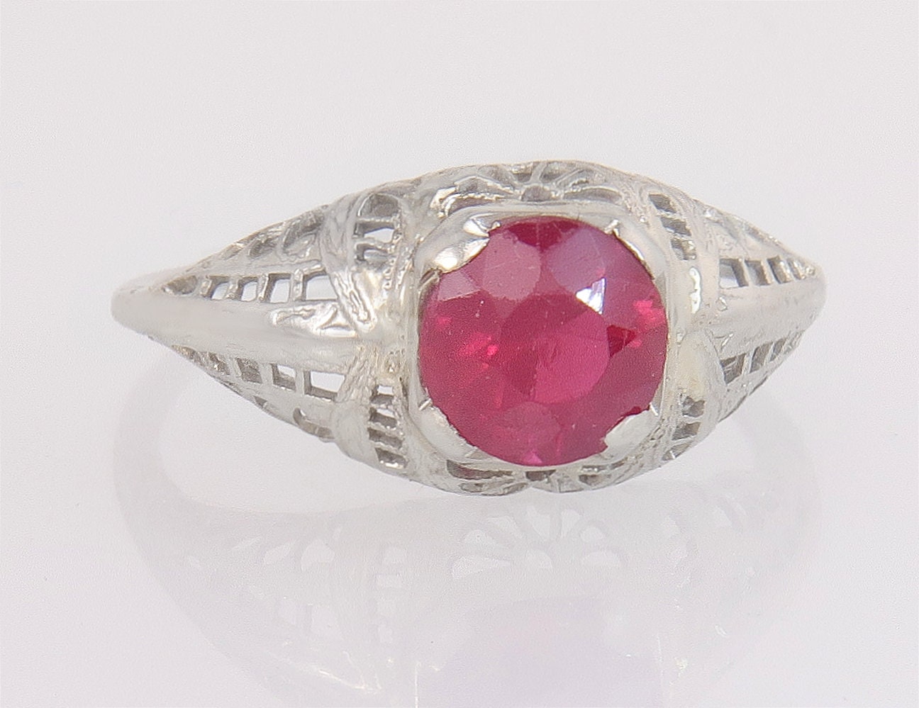 Antike 14K Weißgold 1.00Ct Rubin Art Deco Filigrane Verlobungsring Größe 6, 25 von EstateAntiqueJewelry