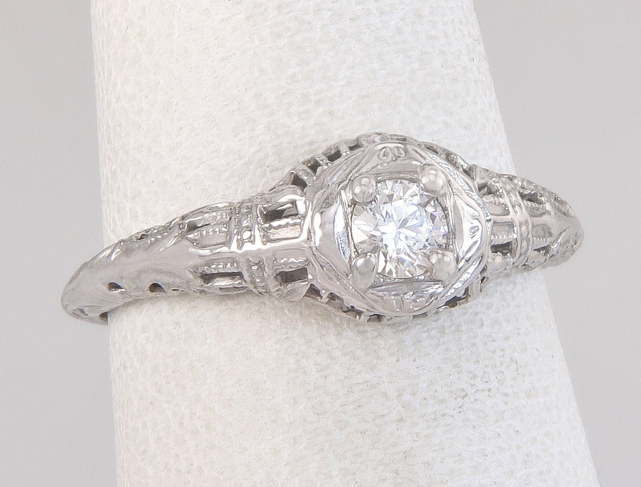 Antike 14K Weißgold Blume .12Ct Echter Diamant-Verlobungsring Größe 5, 75 von EstateAntiqueJewelry