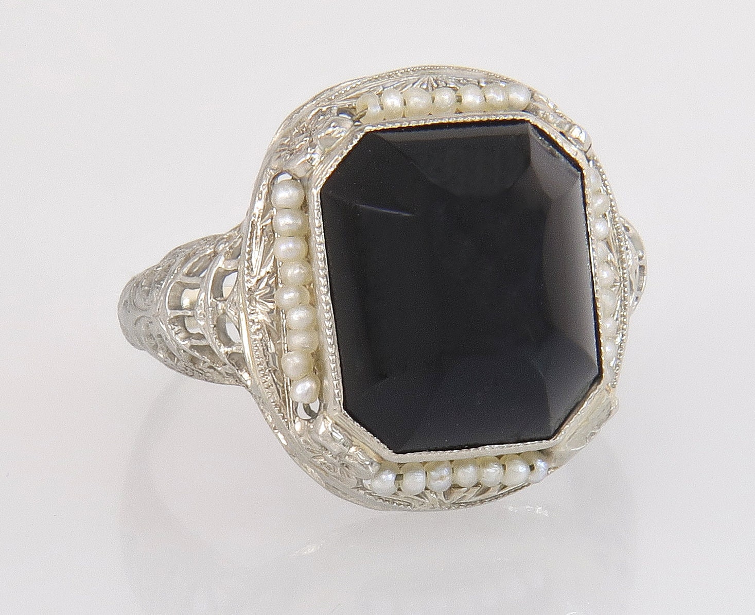 Antike 14K Weißgold Blumen Schwarz Onyx & Saatperle Art-Deco-Ring Größe 6, 25 von EstateAntiqueJewelry