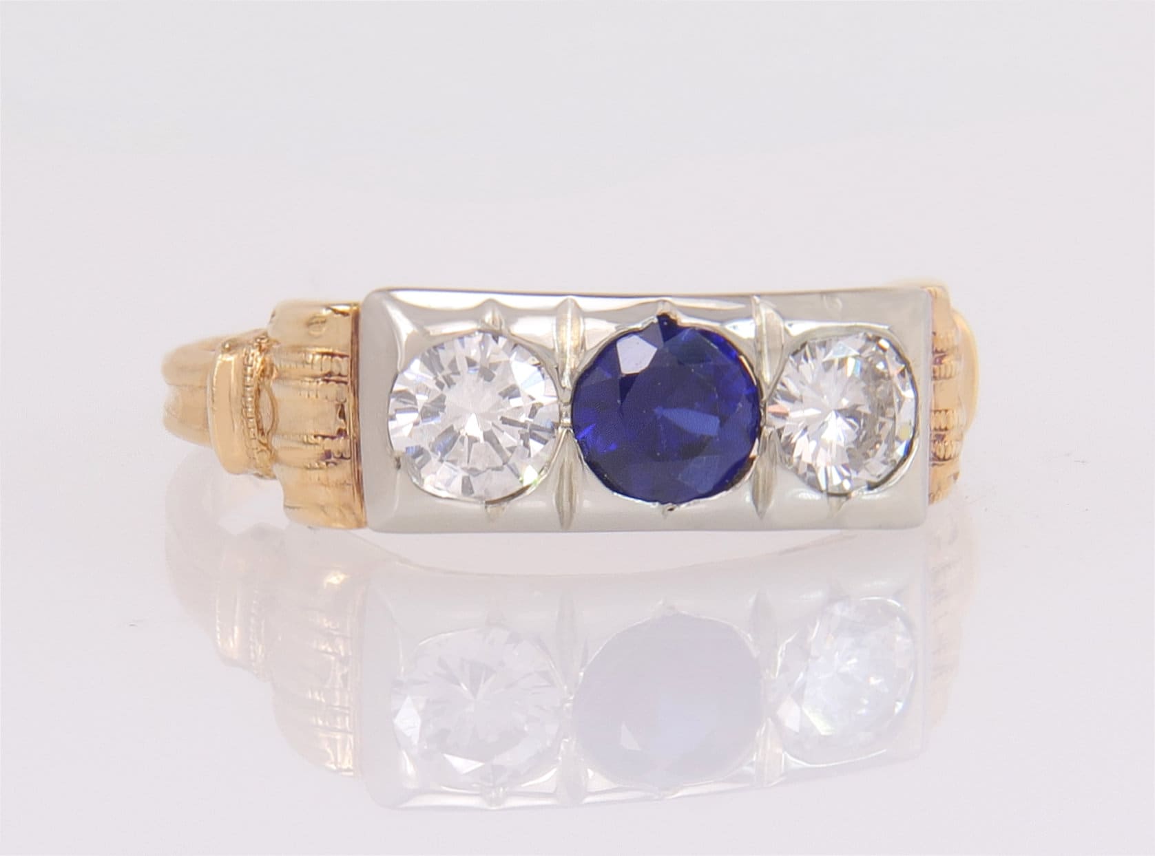 Antike 14K Zweifarbiges Gold .76Ct Diamant Saphir Art Deco Drei-stein-Ring Größe 7 von EstateAntiqueJewelry