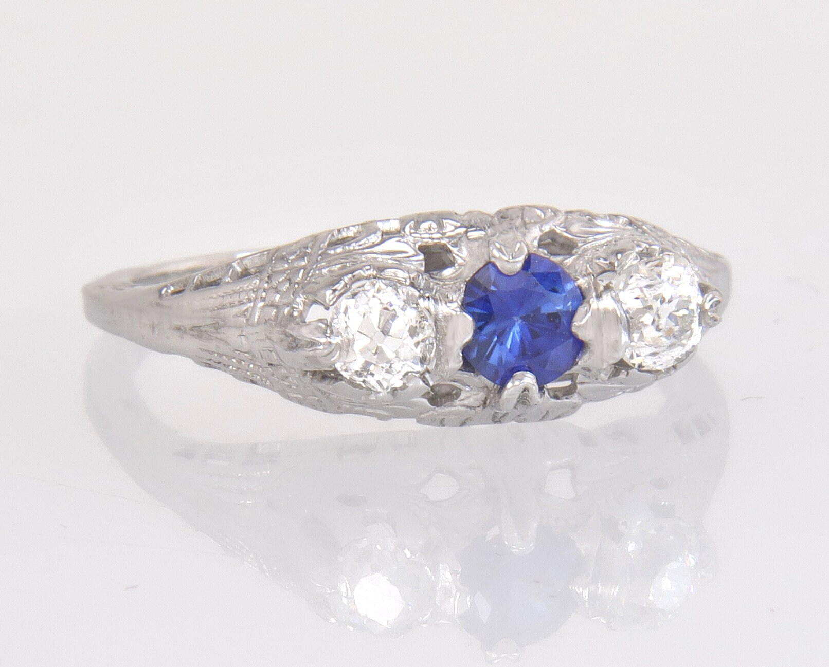 Antike 18K Goldblumen .63Ct Echte Diamant-Saphir-Art-Deco-Ring Größe 5, 25 von EstateAntiqueJewelry